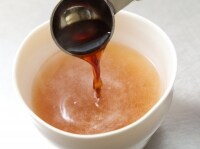 器に【B】を順に混ぜ合わせ、つけ汁を作る
