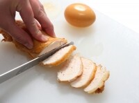 鶏チャーシューを薄切りする