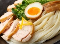 さぬきうどんを冷水でしめて盛り付ける