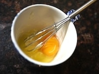 卵を加えて、全体がなめらかになるまでよく混ぜる。