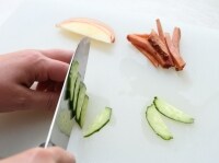 トッピングする具材を切る
