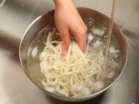 稲庭風細うどんを冷水でしめる
