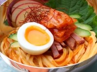 器に盛り付け、キムチなどをのせる