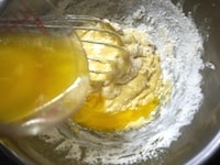 溶かしたバターを加え、粉っぽさがなくなるまでよく混ぜます。