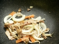 油を足して豚肉を炒め、肉が白くなったら硬い野菜から入れて炒める。<br />