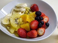 フルーツはそれぞれ食べやすい大きさに切ります。<br />