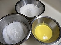 薄力粉とベーキングパウダーは合わせて振るっておきます。<br />
卵は卵黄と卵白に分けそれぞれ砂糖大さじ1ずつを加えます。卵黄はクリーム状になるまで、卵白はツノが出るまでしっかりと泡立てます。<br />