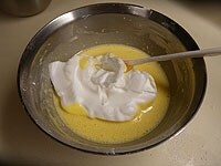 泡をつぶさないように卵白を(5)に加え、切るように混ぜ合わせます。<br />
フライパンを中火弱にかけ、温まったら生地を流し入れます。2分ほどすると表面に小さな泡が出てきます。生地の周りがふっくらと固まってきたら、フライ返しで返します。裏面も2分ほど焼きます。<br />