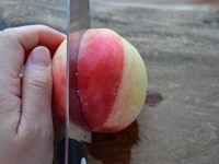 桃を切り分けてから皮を剥く方法1