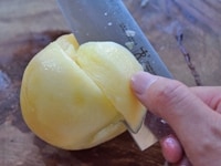 桃の皮を剥いてから切る方法2