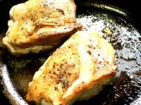 アルミホイルを外して鶏肉を裏返し、フライパンにたまった油をかけながら5分ほど焼く。<br />