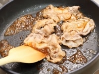 豚肉を炒めて調味する