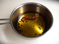 らっきょう漬け液に酢を加え、300mlにします。味見をして甘みが少ないときは砂糖を加えます。赤唐辛子、黒粒こしょうを加え、沸騰させます。