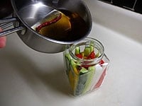 清潔なビンに水気を拭き取った野菜を詰めます。粗熱が取れたピクルス液を注ぎ入れます。