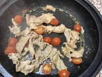 フライパンにサラダ油を入れ、軽く熱し、肉を入れて炒める。色が変わってきたら、トマトとタレを加え、汁気がなくなるまで炒めて、ご飯の上にのせる。<br />
<div>&nbsp;</div>
<div>余裕があれば、ネギを斜めに切り、生姜焼きを取り出したフライパンに入れ、水少々を加えて炒め、副菜にする。<br />
<br />
<br />
<br />
&nbsp;</div>