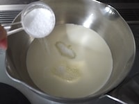 鍋に生クリームを入れ、グラニュー糖を加え、混ぜながら中火で加熱します。