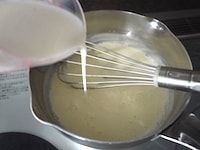 粉ゼラチンが完全に溶けたら、牛乳を加え混ぜます。ここで温度が下がり、固まる時間が短縮できます。