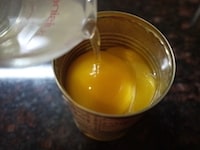 缶詰に桃を入れたまま、ゼリー液を注ぎ入れます。冷蔵庫で固まるまで冷やしたらできあがりです。