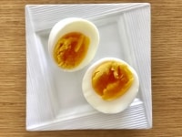 卵がかぶるくらいの水と、お酢（分量外）、塩（分量外）を鍋に入れて、沸騰させる。<br />
<br />
冷蔵庫から出したばかりの卵のお尻部分をコツンとぶつけて、少しだけひびを入れ、静かにお湯に入れる。<br />
<br />
中火～強火で7～8分加熱して、すぐに水で冷やす。殻をむいて半分に切っておく。