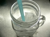 グラスにストローをさし入れて、氷を入れる。<br />