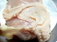 鶏胸肉は、余分な脂を取り除き、塩と酒をまぶして常温で10分ほどおき、味をなじませる。<br />