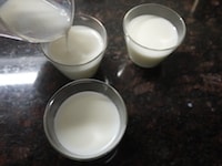 残りの牛乳を加え、冷蔵庫で冷やす