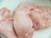 鶏胸肉は、1cm厚ぐらいの削ぎ切りにしてボウルに入れる。<br />