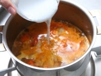 調味料の【A】とココナッツミルクを順に加える