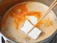 2に厚揚げを入れて温める