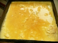 卵を溶きほぐし、塩を少々加えて混ぜる。温めて薄く油を引いた玉子焼き器（又はフライパン）に一気に流し入れ、箸で軽く混ぜる。<br />