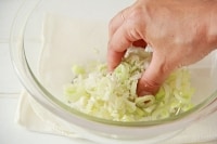 ネギは薄切りにしてボウルに入れ、塩を加えてしっかりと揉みこむ(塩とネギをしっかりとなじませます)。<br />