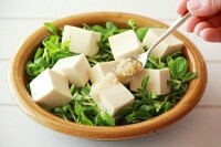 器に豆苗を敷き、2～3cm角に切った豆腐をのせ、ネギ塩だれを適量かける。<br />
