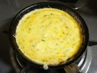 フライパンにバターを入れて中火で熱し、溶かします。フライパンにバターをなじませたら、卵液を流し込み、菜箸でよくかき混ぜながら、全体を半熟状にします。