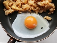 ご飯をフライパンの奥に寄せ、卵を割り入れる。くずしながら、全体にかき混ぜる。お皿に盛り、お好みでパクチーを添える。&nbsp;&nbsp;&nbsp;&nbsp;&nbsp;&nbsp;