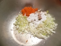 玉ねぎ、長ねぎ、にんじん、椎茸はみじん切りにし、ボウルに入れて片栗粉をまぶす。<br />