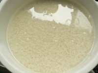 もち米をといで、水に浸して3時間～1晩浸けておく。<br />