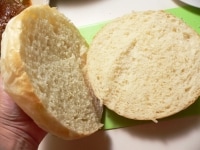 パンの厚みを半分に切る。<br />