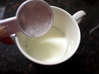 マグカップに半量の牛乳を入れ、砂糖大さじ2を加え、1000wの電子レンジで1分温めます。砂糖が溶けるようによく混ぜます。