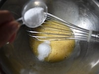 卵をボウルに入れて溶きほぐします。<br />
<br />
グラニュー糖を加えます。ざらざらがなくなって、全体がもったりするまで、泡立て器で撹拌します。<br />
<br />
みりん、牛乳を順に加え、さらになめらかになるまで混ぜます。