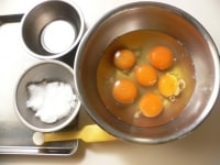 酒、砂糖、塩を用意し、ボウルに卵を割り入れる。<br />