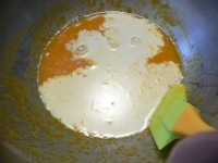 卵黄と卵白を分けて、それぞれを別のボウルに入れる。<br />
<br />
卵黄のボウルにはちみつ＆みりんを入れて混ぜ、牛乳を入れて混ぜる。<br />