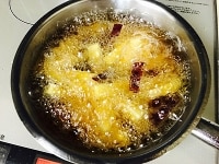 鍋に油を入れます。切ったさつま芋を全て入れ、強火にして、時々かき混ぜながらきつね色に揚げます。<br />
<br />