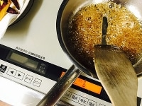 別の鍋に砂糖と水を入れ、中火にかけます。よくかき混ぜて沸騰させます。<br />
<br />
細かい泡が出てきて、鍋底に木べらで線が引けるようになるまで煮詰めます。煮詰めすぎて、飴状にならないように気をつけます。<br />
