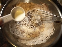 ホットケーキミックスとカカオパウダーを合わせてふるいます。ふるった粉類の半量と、牛乳の半量を、交互にボウルに加えます。その都度、粉っぽさがなくなるまで混ぜます。