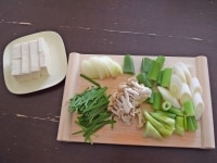 豚肉は食べやすい大きさに切ります。<br />
<br />
たまねぎはざく切りに、ネギは斜め切りに、しめじは石づきを切り落とし、にらは4～5cmに切ります。豆腐は水切りしたものを薄い長方形型に切ります。