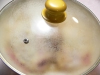 フライパンに油を入れて中火で熱する。（6）のベーコン側を下にして並べ、蓋をして弱火にし、こんがりキツネ色になるまで5～6分焼く。<br />
