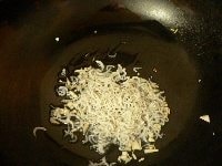 同じ鍋にサラダ油を大さじ1足してニンニクを炒め、香りが出たらしらすを加え、水分を飛ばしてカリカリに炒める。