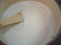 1と豆乳、味噌を合わせてミキサーにかける。なめらかになったら鍋に戻して温め、塩で味を調える。<br />
<br />
器に注ぎ、あればブラックペッパーやピンクペッパー、オリーブオイルをかける。<br />