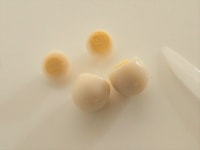うずらの卵を4分ほど茹でて、先の尖っている方を少しカットします。