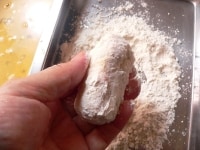 たわら形にまとめ、小麦粉をまぶす